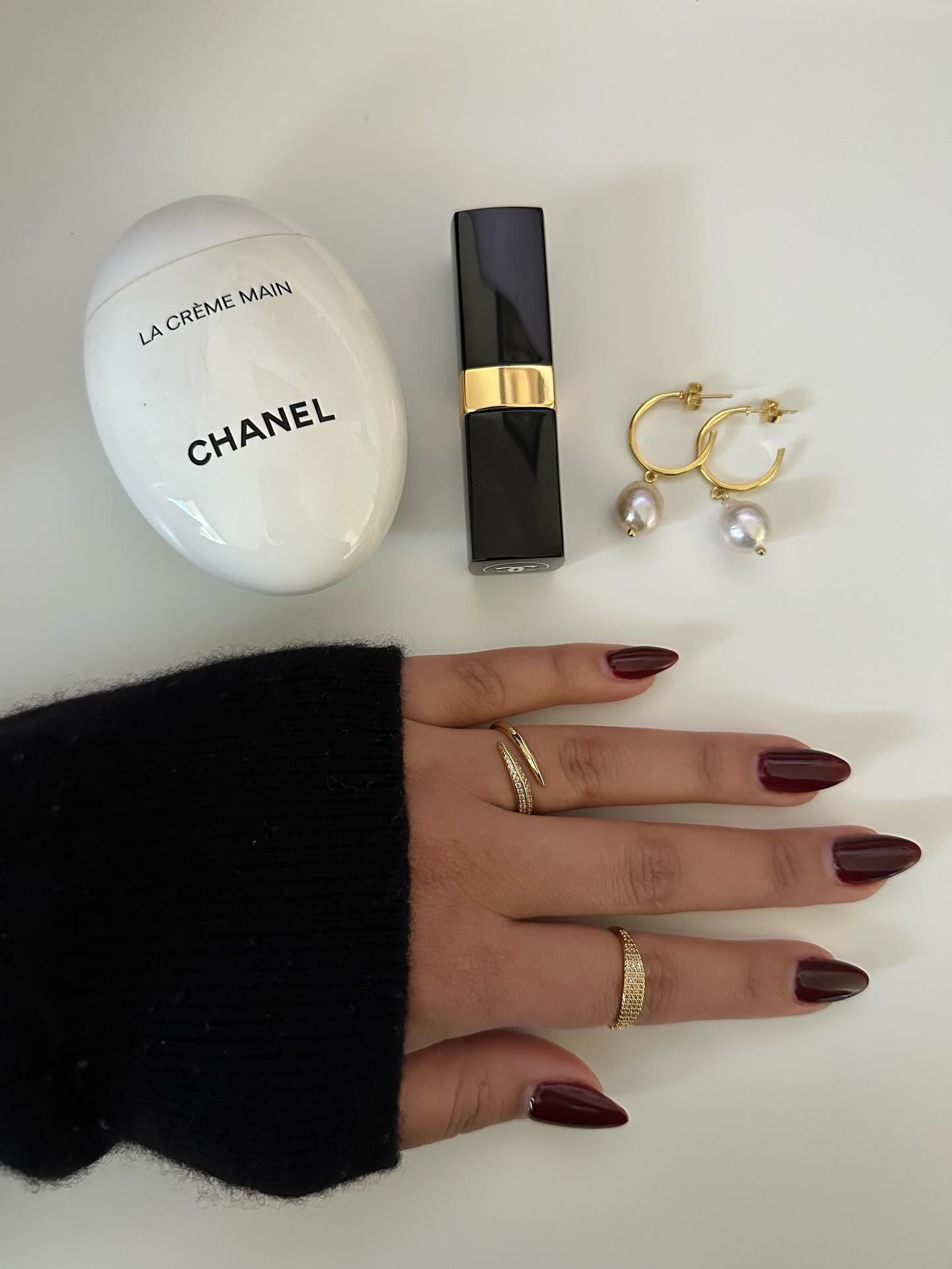 For size reference, hand models luxury rings 18k gold plated with pearl earrings displayed with designer cosmetics @wendy.kc